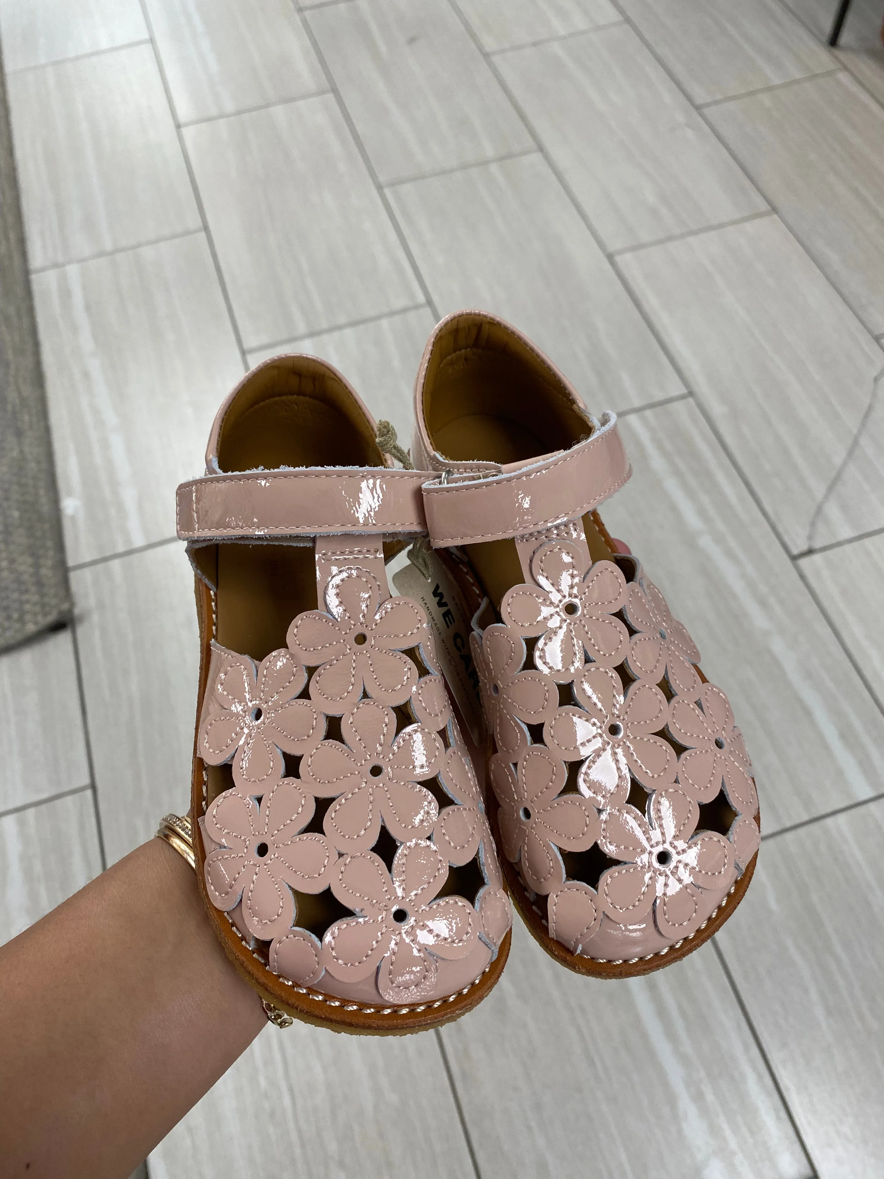 Angulus Rose Patent Flower Cutout Sandal