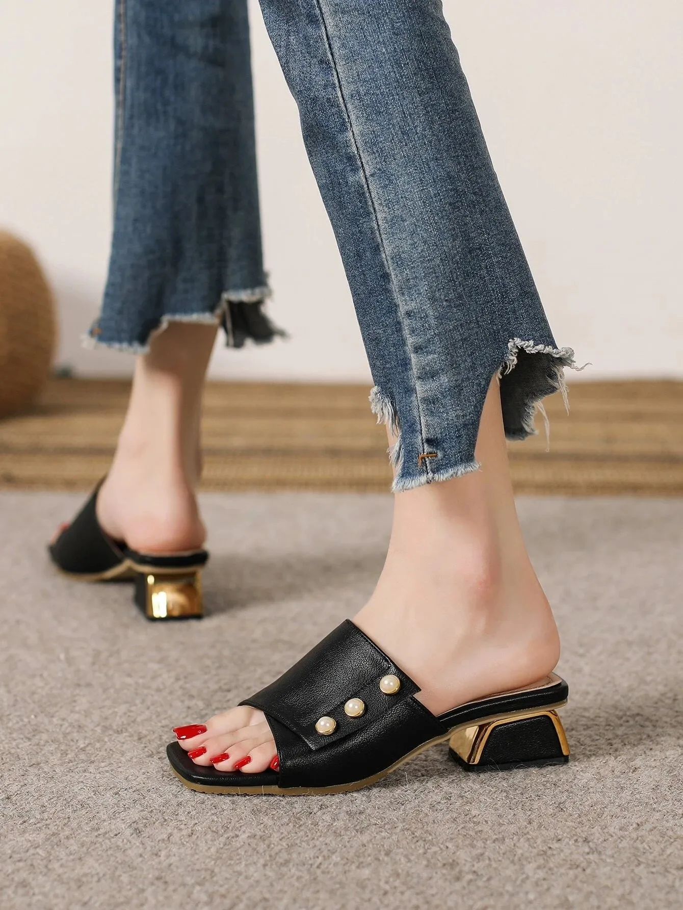 CM-SHS322346 Women Trendy Seoul Style Faux Pearl Decor Chunky Heeled Mule Sandals - Black