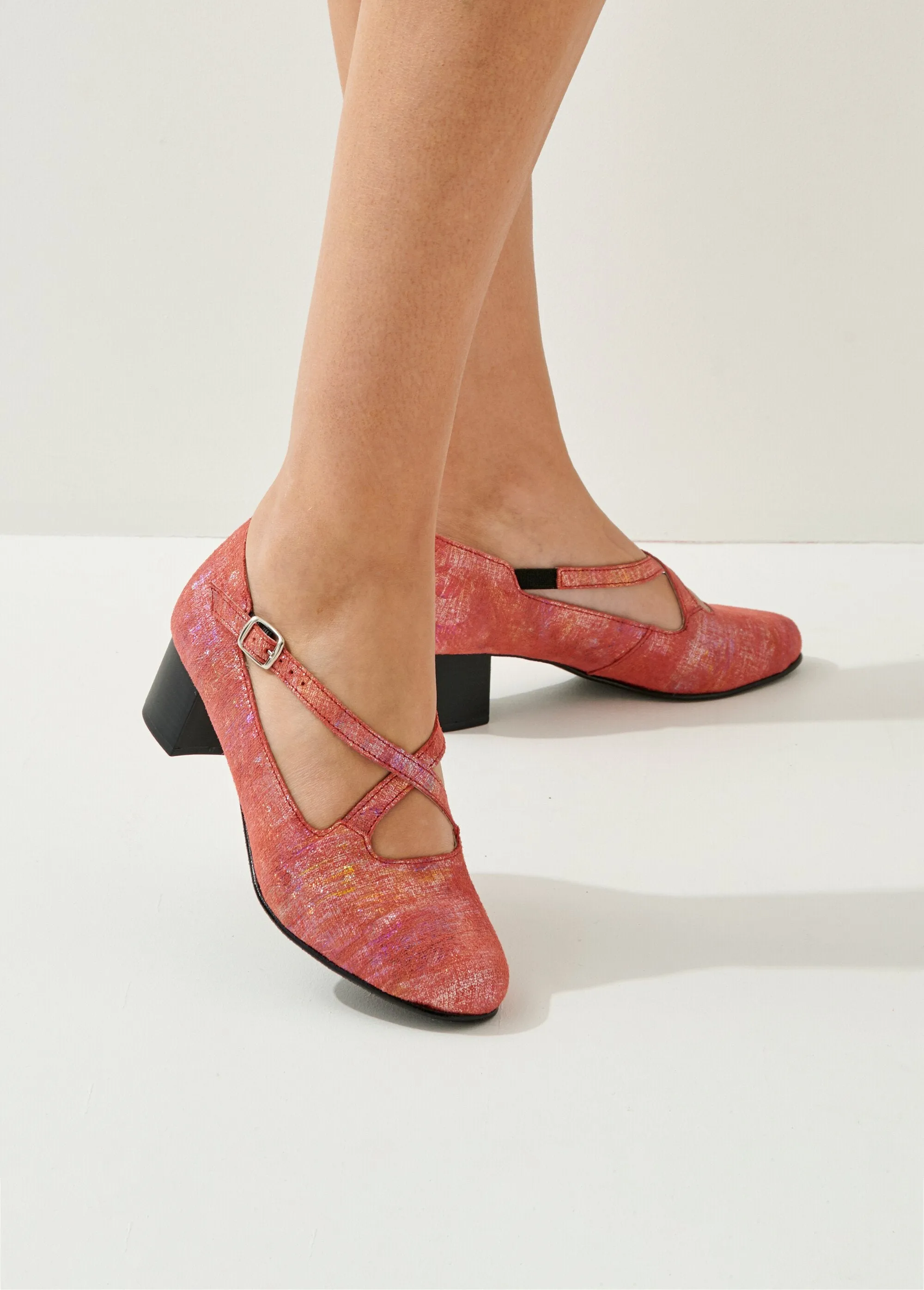 Comfort width leather pumps