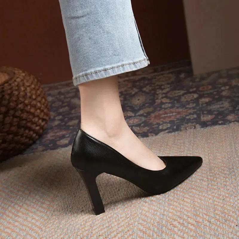 Low heel pointed toe pumps