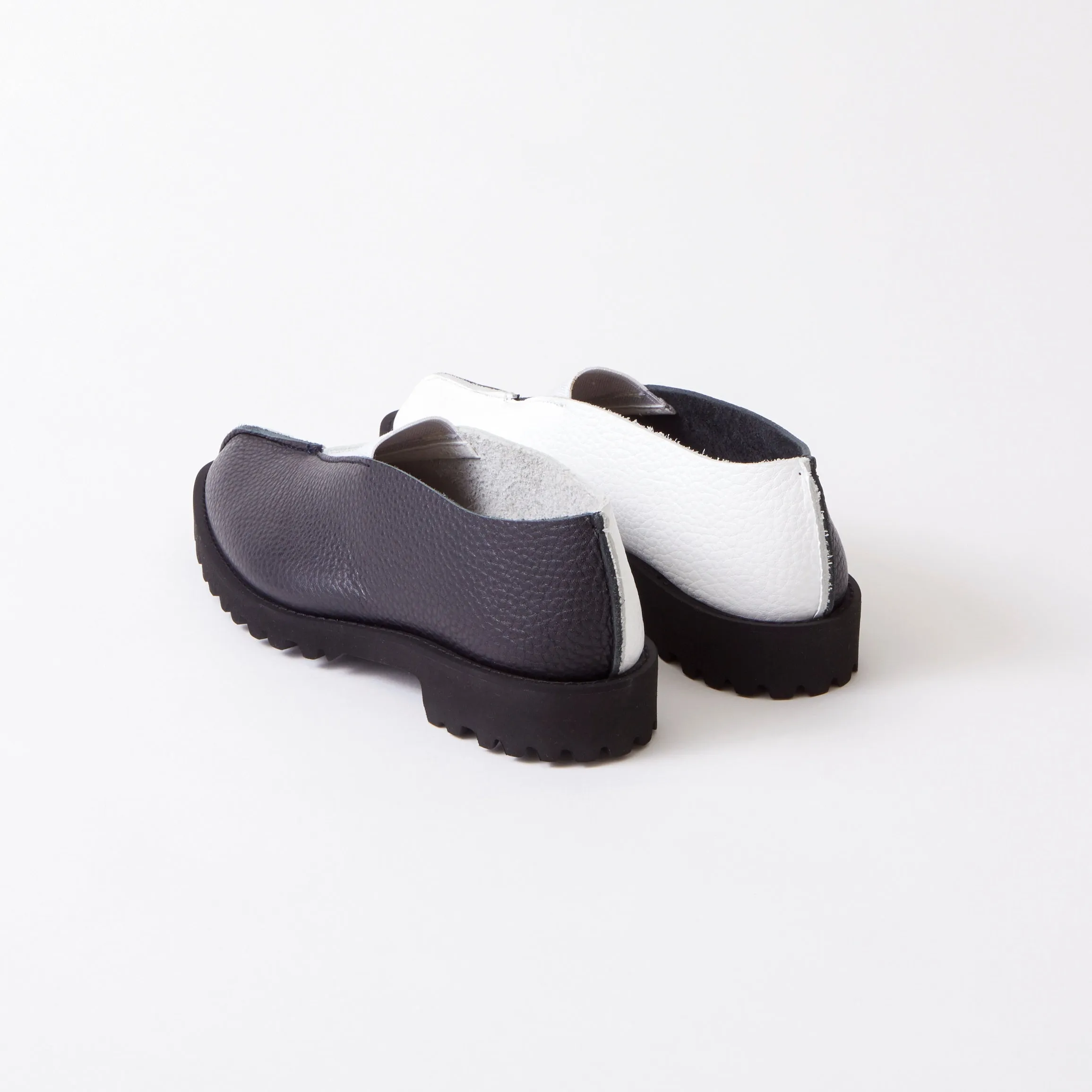 TRIANGLE FLAT　SHRINK BLACK / WHITE