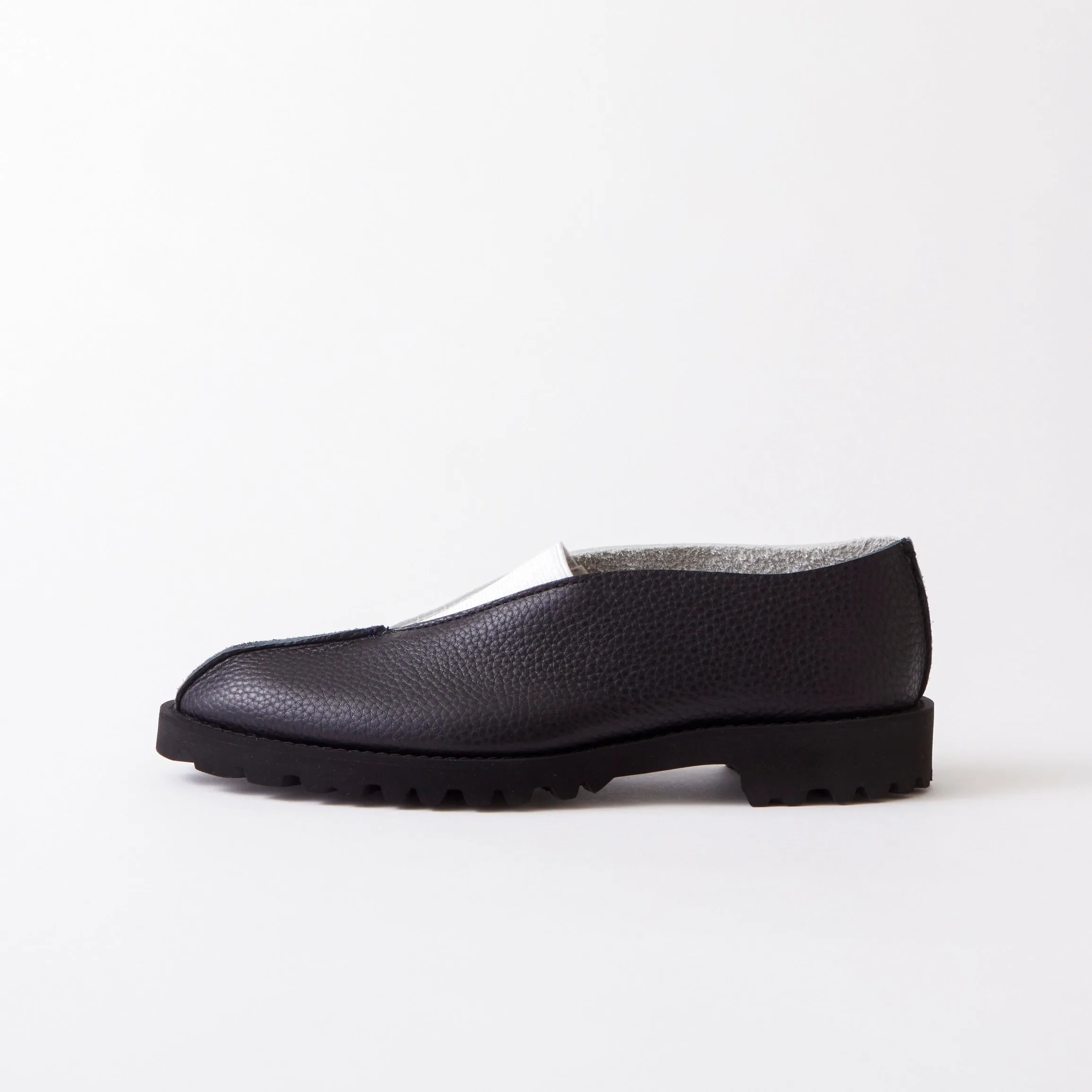 TRIANGLE FLAT　SHRINK BLACK / WHITE