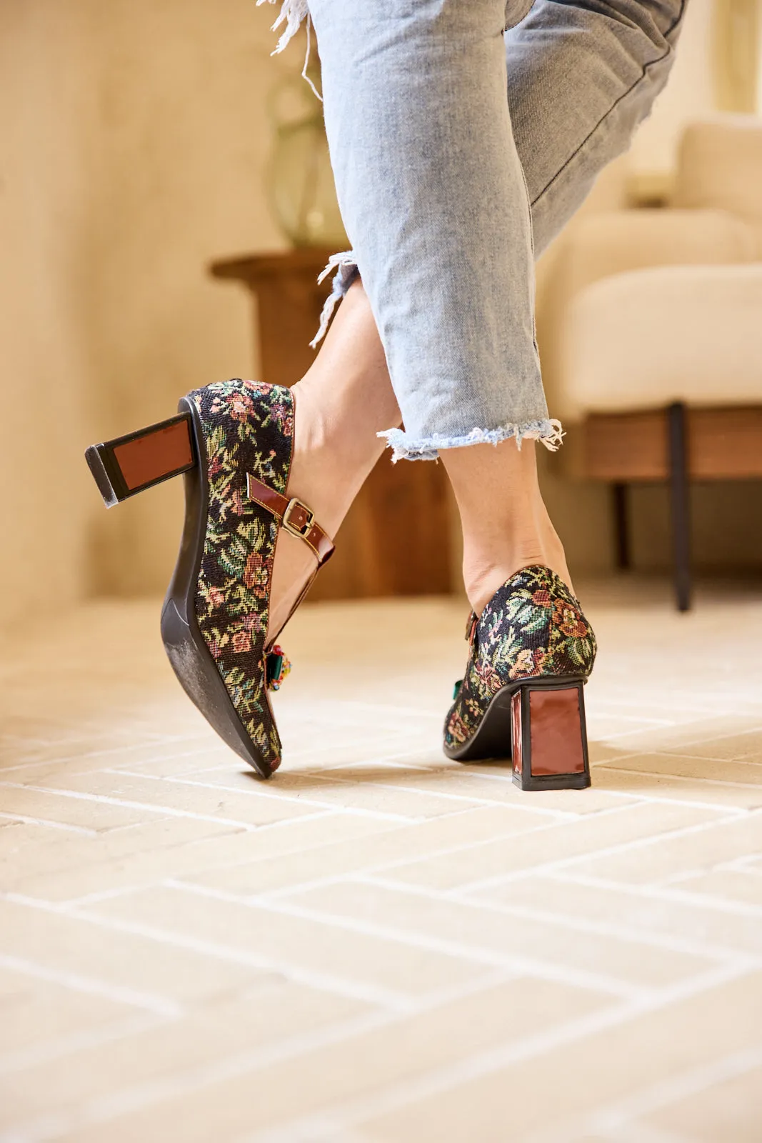 Vicconfy | Reese Sprinkle Applique T-Strap Pump
