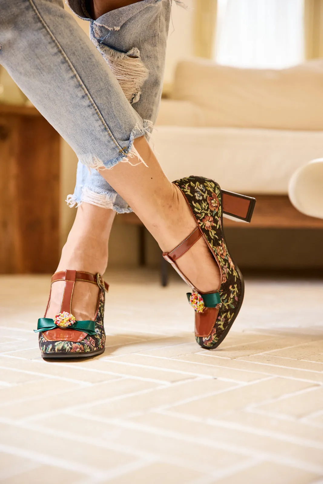 Vicconfy | Reese Sprinkle Applique T-Strap Pump